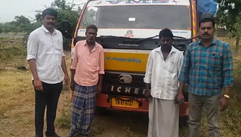 ரேசன் அரிசி கடத்திய லாரியையும், கைது செய்யப்பட்ட 2 பேரையும் படத்தில் காணலாம்.&nbsp;