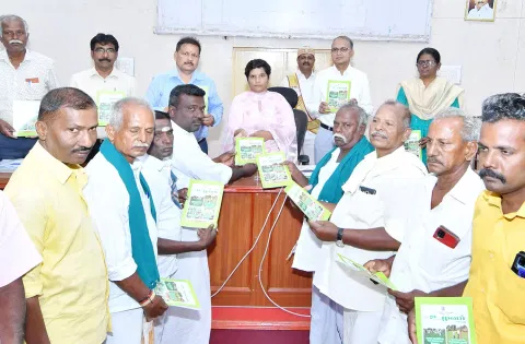 கூட்டத்தில் கலெக்டர் ஆஷா அஜித் விவசாயிகளுக்கு விளக்க கையேட்டினை வழங்கினார்.