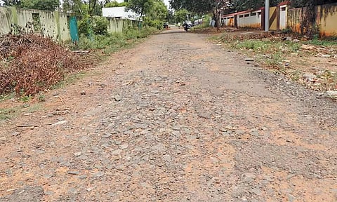 சேதமடைந்து காணப்படும் தார்சாலை.