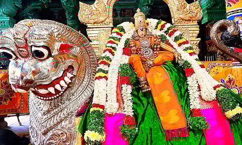 ஆடிப்பூரம்: புதிய கமல வாகனத்தில் எழுந்தருளிய மதுரை மீனாட்சி அம்மன்