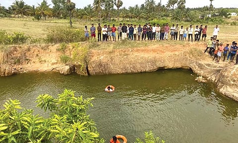 கல்குழியில் மூழ்கிய மாணவர்களின் உடல்களை தீயணைப்பு வீரர்கள் தேடிய காட்சி.&nbsp;