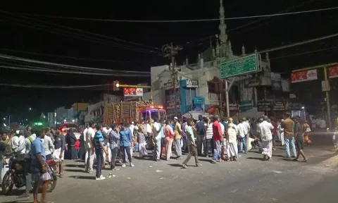 சாலை மறியலில் ஈடுபட்டவர்களை படத்தில் காணலாம்.