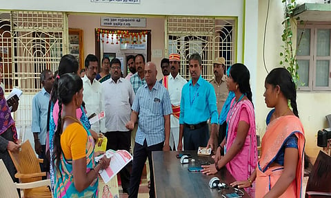 விக்கிரவாண்டி பேரூராட்சி அலுவலகத்தில் அமைக்கப்பட்டிருந்த மகளிர் உரிமை திட்ட முன்னோட்ட முகாமினை விழுப்புரம் கலெக்டர் பழனி ஆய்வு செய்தபோது எடுத்தபடம்.