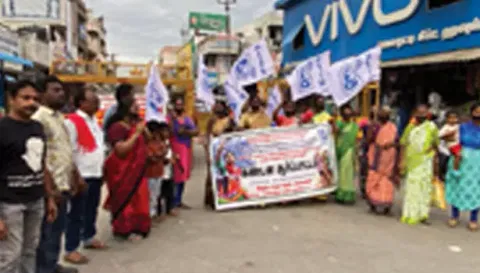 இந்திய தேசிய மாதர் சம்மேளனம் சார்பில் ஆர்ப்பாட்டம் நடந்த போது எடுத்த படம்