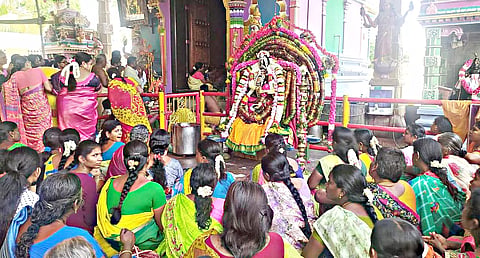 ஆடிப்பூரத்தை முன்னிட்டு சிறப்பு அலங்காரத்தில் பக்தர்களுக்கு காட்சியளித்த அம்மன்.