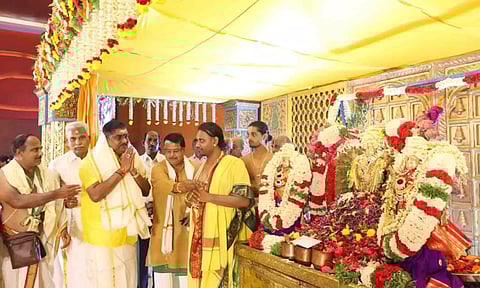 திருப்பதி பெருமாள் ஊஞ்சல் உற்சவ சேவை சங்கமித்ரா கன்வென்சன் சென்டரில் இன்று நடந்தது. நிகழ்ச்சியில் திரளான பக்தர்கள் சாமி தரிசனம் செய்தனர். அருகில் அமைச்சர் நமச்சிவாயம், புதுவை வேதபாரதி தலைவர் சிவசங்கர் எம்.எல்.ஏ.  உள்ளனர்.