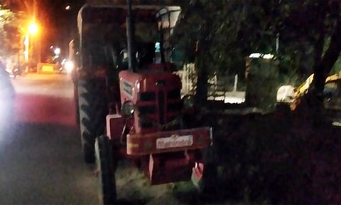 சிவகிரியில் போலி பாஸ் மூலம் மண் ஏற்றி வந்த டிராக்டர் பறிமுதல்-டிரைவர் கைது