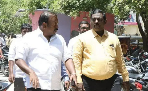 தூத்துக்குடி அரசு மருத்துவமனை அருகில் மேயர் ஜெகன் பெரியசாமி, கமிஷனர் தினேஷ்குமார் ஆகியோர் ஆய்வு நடத்திய காட்சி.
