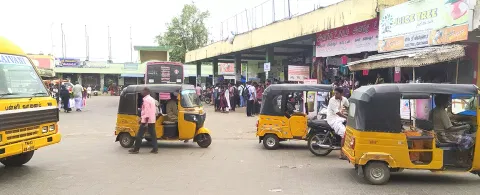 புதிய பேருந்து நிலையத்தில் நிறுத்தப்பட்டுள்ள ஆட்டோக்கள்
