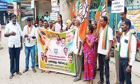 வேலூர் டோல்கேட்டில் அரசு பள்ளியை தரம் உயர்த்த கோரி பா.ஜ.க. ஆர்ப்பாட்டம்