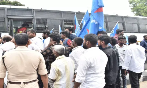 ெரயில் மறியல் போராட்டத்திற்கு வந்த தமிழ் புலிகள் கட்சியினரை போலீசார் கைது செய்து வேனில் ஏற்றினர்.