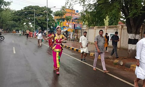 பரதநாட்டியம் ஆடியபடி கிரிவலம் சென்ற இளம் பெண்ணை படத்தில் காணலாம்.