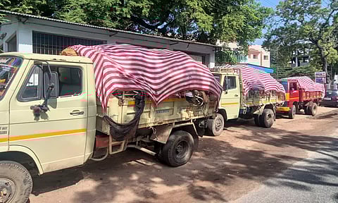 தக்கலை அருகே குப்பை கழிவுகள் கொண்டு வந்த 3 டெம்போ சிறைபிடிப்பு
