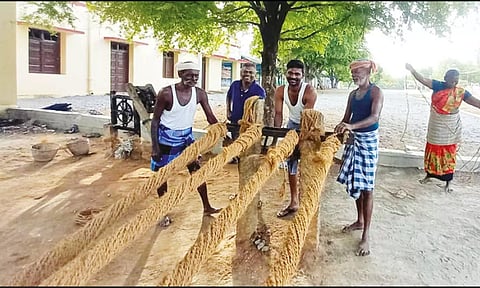 சிங்கம்புணரியில் தயாராகும் பிரமாண்ட தேர் வடக்கயிறு