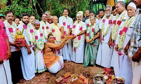 விழுப்புரம் மாவட்டம் செஞ்சி ஒன்றியம் பொன்னங்குப்பம் ஊராட்சியில் புதிய தார் சாலை அமைப்பதற்கு சிறுபான்மையினர் நலன் மற்றும் வெளிநாடு வாழ் தமிழர்கள் நலத்துறை அமைச்சர் செஞ்சிமஸ்தான் பூமி பூஜை செய்து பணியை தொடங்கி வைத்தார். அருகில் செஞ்சி ஒன்றிய குழு தலைவர் விஜயகுமார் உள்ளார்.