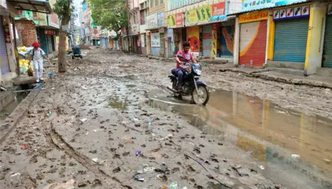 சேலம் தேவேந்திரபுரம் தெரு மழையால் சேறும், சகதியுமாக மாறியது. இதனால் வாகன ஓட்டிகள் கடும் சிரமம் அடைந்தனர்.