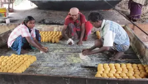 தொழிலாளர்கள் வெல்லம் தயாரித்த போது எடுத்த படம்.