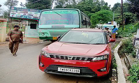 சாலையில் நிறுத்தப்படும் வாகனங்களால் ஏற்பட்டுள்ள போக்குவரத்து நெரிசல்.