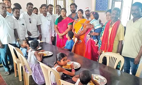 உப்பளத்தில் உள்ள ஆதரவற்றோர் இல்லத்தில் உள்ள சிறுவர்-சிறுமிகளுக்கு மதிய உணவு வழங்கப்பட்ட காட்சி.