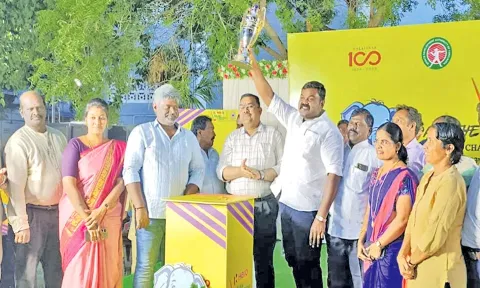 ஹீரோ ஆசிய ஆண்கள் சாம்பியன்ஷிப் ஆக்கி போட்டிக்கான கோப்பைக்கு உற்சாக வரவேற்பு அளிக்கப்பட்டது. அப்போது ராஜா எம்.எல்.ஏ. கோப்பையை அறிமுகப்படுத்திய காட்சி.