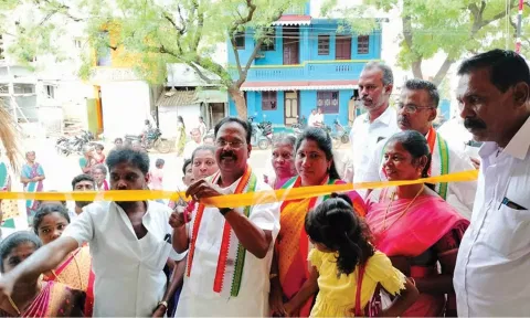 புதிய பயணிகள் நிழற்குடையை ரூபி மனோகரன் எம்.எல்.ஏ. ரிப்பன் வெட்டி திறந்து வைத்த காட்சி.