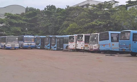 புதுவை டெப்போவில் நிறுத்தப்பட்டுள்ள அரசு பஸ்கள்