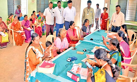 முன்னீர்பள்ளம் சமுதாயக் கூடத்தில் நடைபெற்ற முகாமை கலெக்டர் கார்த்திகேயன்  பார்வையிட்ட காட்சி.