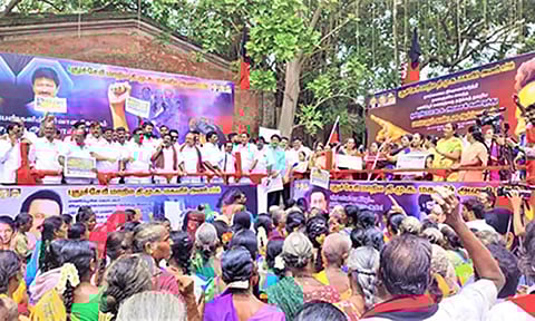 தி.மு.க. மகளிர் அணியினர் ஆர்ப்பாட்டம் நடத்திய காட்சி.