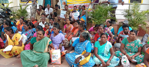 வேலூர் ஊராட்சி ஒன்றிய அலுவலகத்தை முற்றுகையிட்டு போராட்டத்தில் ஈடுபட்ட பணியாளர்கள்.
