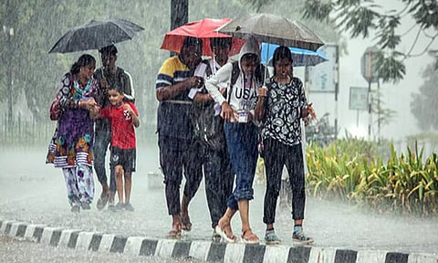 கர்நாடகாவில் குடகு மாவட்டத்துக்கு ஆரஞ்சு அலர்ட் - பள்ளி, கல்லூரிகளுக்கு நாளை விடுமுறை