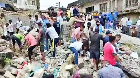 குஜராத் கட்டிடம் இடிந்து விபத்து- உயிரிழந்தவர்களின் குடும்பங்களுக்கு நிவாரணம் அறிவிப்பு