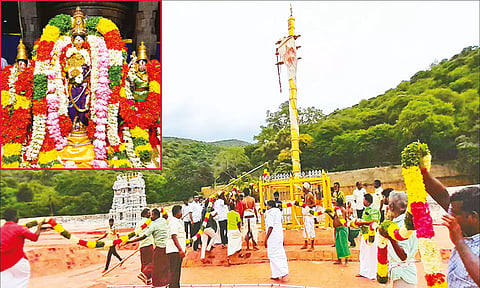 கொடி மரத்துக்கு பிரமாண்ட மாலைகளால் அலங்காரம் செய்த போது எடுத்த படம். ஸ்ரீதேவி, பூதேவியருடன் சுந்தரராஜ பெருமாள்