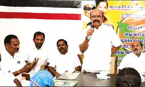 கூட்டத்தில் பொள்ளாச்சி ஜெயராமன் எம்.எல்.ஏ. பேசிய போது எடுத்த படம்.