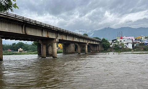 மேட்டுப்பாளையம் பவானி ஆற்றில் தண்ணீர் பெருக்கெடுத்து செல்லும் காட்சி