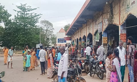பஸ்சுக்காக காத்திருக்கும் பொதுமக்கள்.