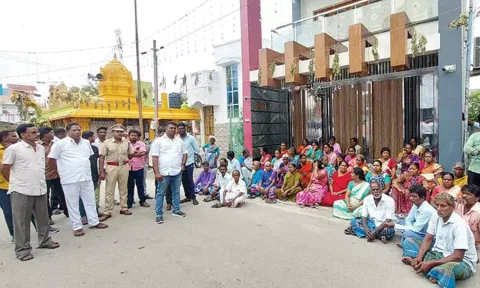 வேகவதி ஆற்றின் கரையோரம் வீடுகள் இடிப்பு- தி.மு.க. கவுன்சிலரின் வீட்டு முன்பு பொது மக்கள் திடீர் போராட்டம்