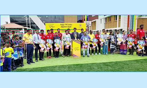 சோழவந்தான் பள்ளியில் ஆசிய சாம்பியன் ஆடவர் ஆக்கி போட்டிக்கான கோப்பை அறிமுக நிகழ்ச்சி நடைபெற்றபோது எடுத்தபடம்.