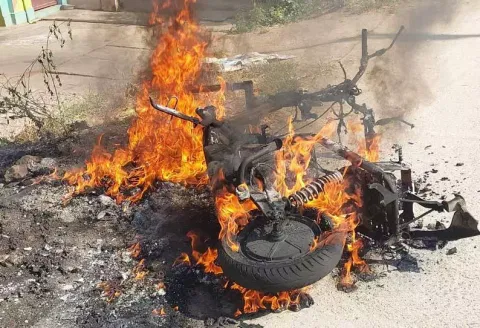 இரு சக்கர வாகனம் தீ வைத்து எரிப்பு