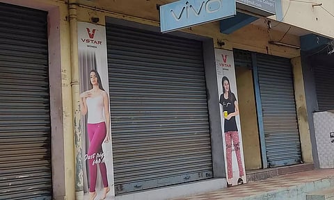 ரவுடிகள் அட்டகாசத்தை கண்டித்து பொன்னேரியில் இன்று வியாபாரிகள் கடையடைப்பு போராட்டம்