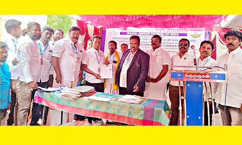 நிகழ்ச்சியில் புதிய நிர்வாகிகளுக்கு அடையாள அட்டை வழங்கப்பட்டபோது எடுத்தபடம்.