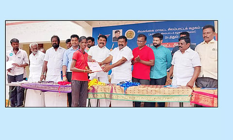 வெற்றி பெற்ற மாணவிக்கு மாங்குடி எம்.எல்.ஏ சான்றிதழ் வழங்கியபோது எடுத்த படம்.