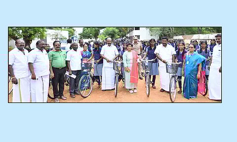 இலவச சைக்கிள்களை அமைச்சர் பெரியகருப்பன் மாணவிகளுக்கு வழங்கியபோது எடுத்தபடம். அருகில் கலெக்டர் ஆஷா அஜீத் மற்றும் பலர் உள்ளனர்.