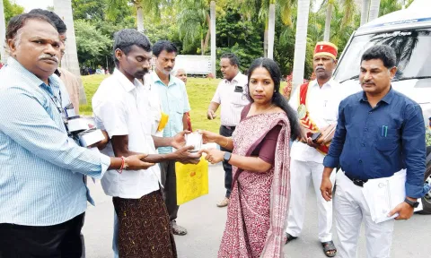 மாற்றுத்திறனாளிகளுக்கு வழங்கப்படும் நலத்திட்டங்கள் குறித்த கலை நிகழ்ச்சிகள் மற்றும் விழிப்புணர்வு பிரசார வாகனத்தை கலெக்டர் சரயு கொடியசைத்து தொடங்கி வைத்து மாற்றுத்திறனாளிகளுக்கு திறன் பேசிகளை வழங்கினார்.