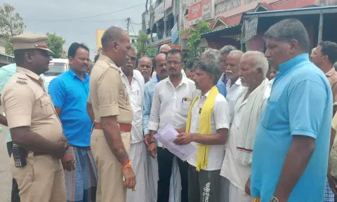 தியாகதுருகம் அருகே விருகாவூரில் சாலை மறியலில் ஈடுபட முயன்ற பொதுமக்களிடம் துணை போலீஸ் சூப்பிரண்டு ரமேஷ் பேச்சு வார்த்தை நடத்தினார்.