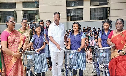 திருக்குறுங்குடியில் உள்ள பள்ளியில் மாணவிகளுக்கு ரூபி மனோகரன் எம்.எல்.ஏ. இலவச சைக்கிள்களை வழங்கியபோது எடுத்த படம்.