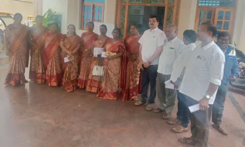 அனுமதி பெறாத திட்ட பணிகளுக்கு தீர்மானம்; அ.தி.மு.க. கவுன்சிலர்கள் வெளிநடப்பு