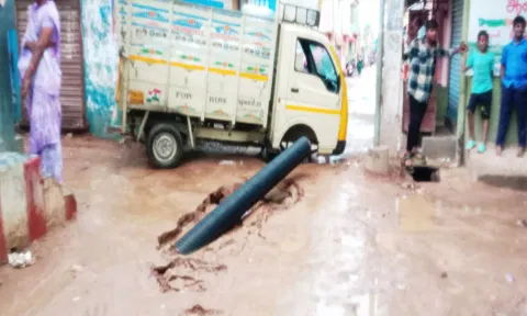 பள்ளத்தில் சிக்கிய மினி வேன்