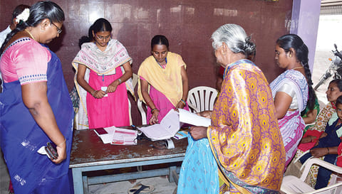 வேலூர் பேரூராட்சி பகுதிகளில் கலைஞர் மகளிர் உரிமைத் திட்டம் விண்ணப்ப பதிவு முகாமினை கலெக்டர் டாக்டர் உமா பார்வையிட்டு ஆய்வு செய்த காட்சி.