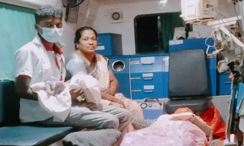108 ஆம்புலன்சில் பிறந்த குழந்தையுடன் மருத்துவ குழுவினர்.