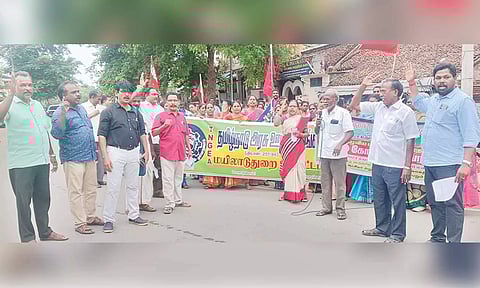 மயிலாடுதுறையில் அரசு ஊழியர் சங்கத்தினர் பேரணி நடந்தது.